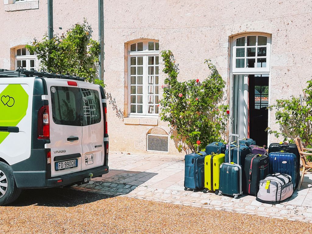 Furgone "Girolibero" parcheggiato fuori da un hotel, logistica e trasporto bagagli