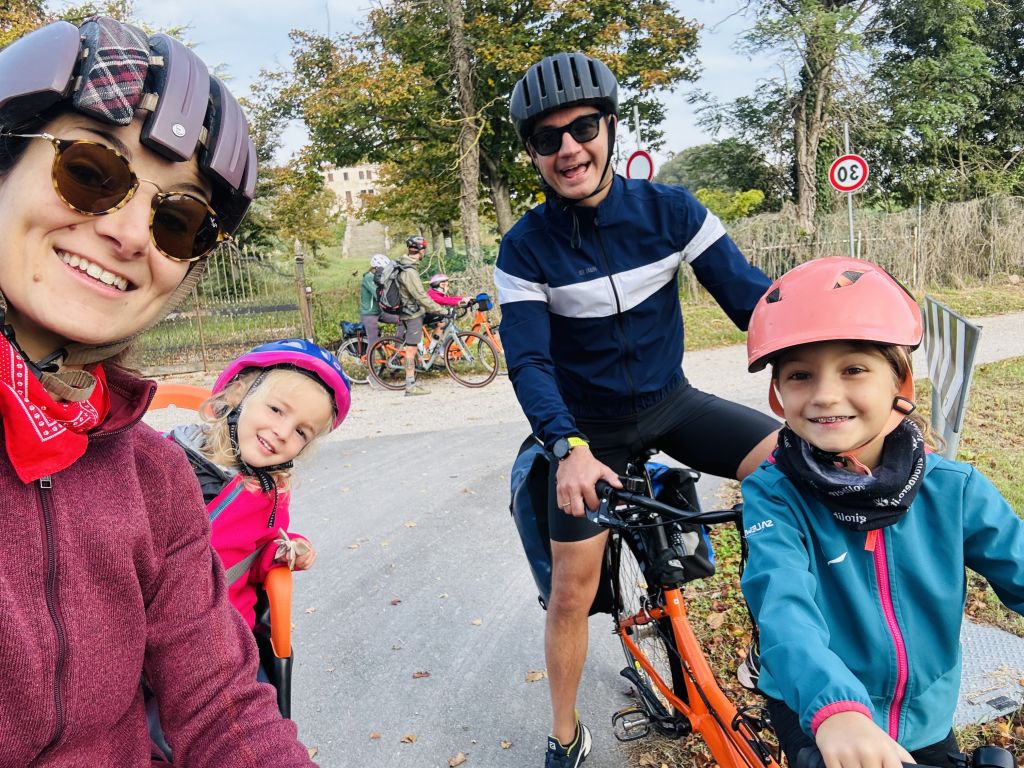 Famiglia sorridente con bambini lungo la ciclabile, Terme Euganee in bici per famiglie con "Girolibero"