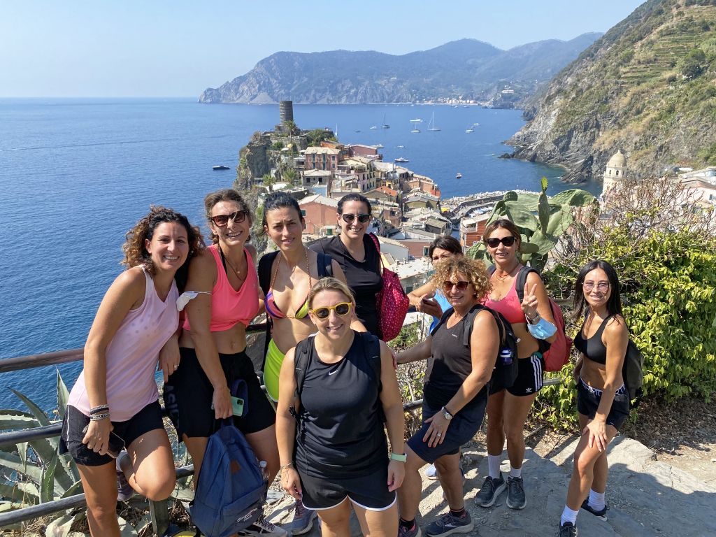 Gruppo in posa per foto ricordo, panorama Cinque Terre, trekking di gruppo organizzati "Girolibero"