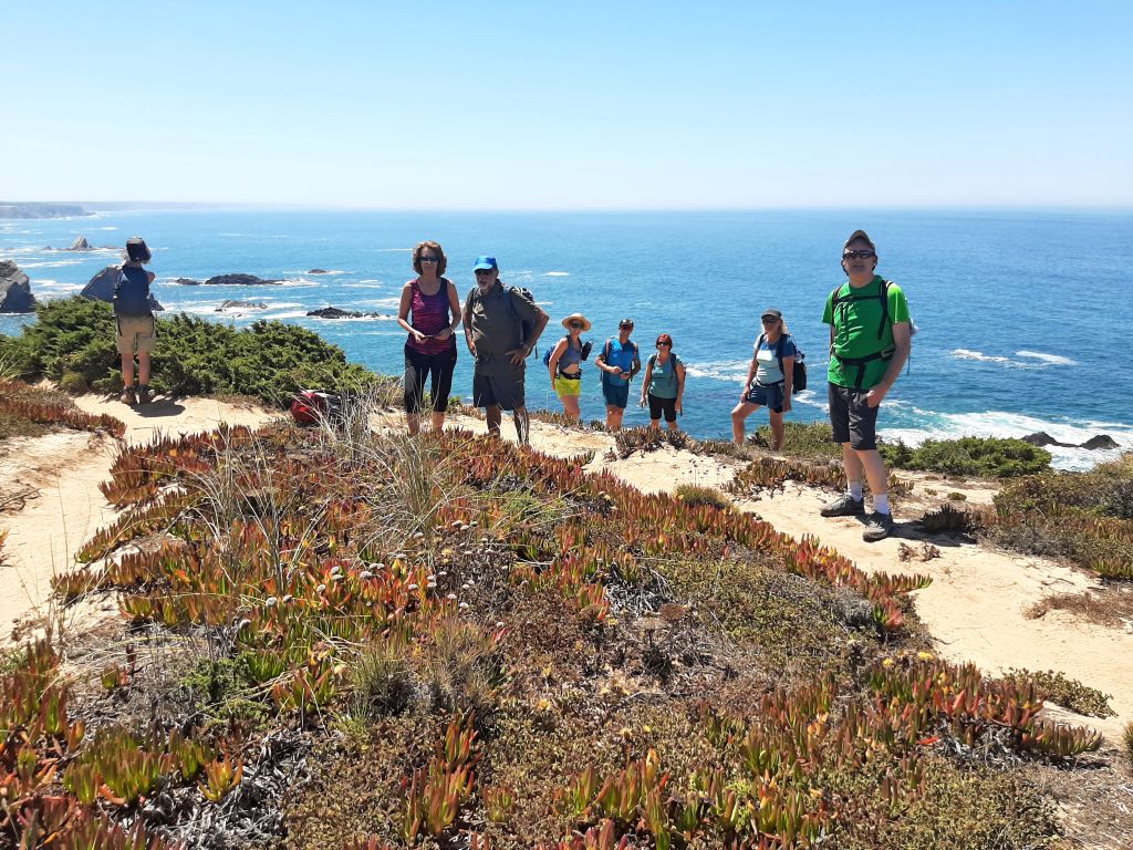 Escursionisti in viaggio con Girolibero che camminano lungo i sentieri panoramici costieri dell'Algarve