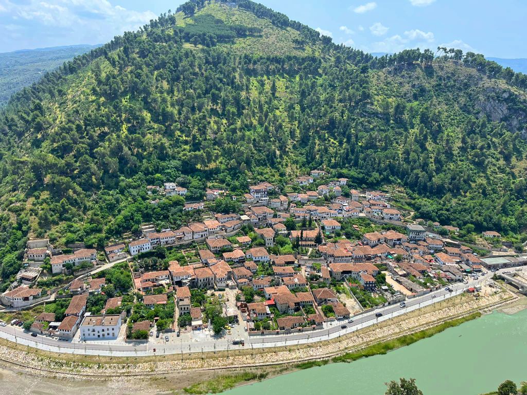 Paesaggio montuoso con villaggio tradizionale in Albania.