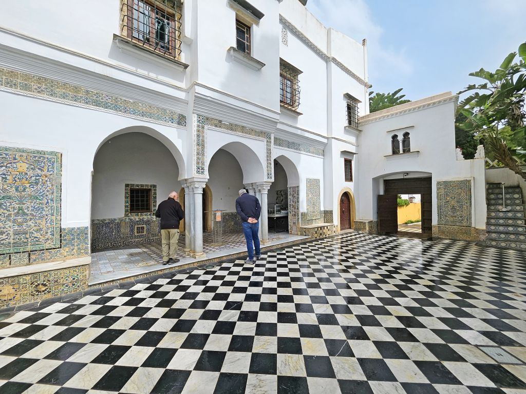 Cortile con mosaici e architettura tipica ottomana, Algeria.