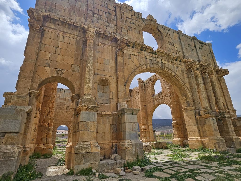 Resti di architettura romana con archi ben conservati, Algeria.