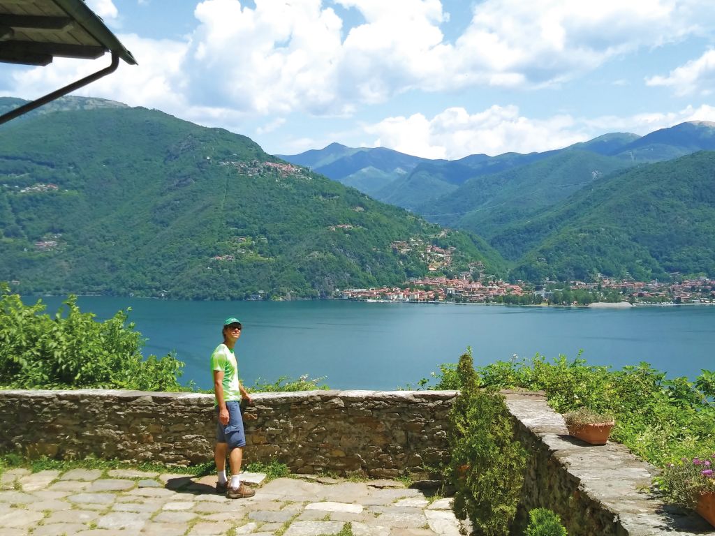 Vista panoramica del Lago Maggiore da una terrazza panoramica lungo la Via delle Genti.