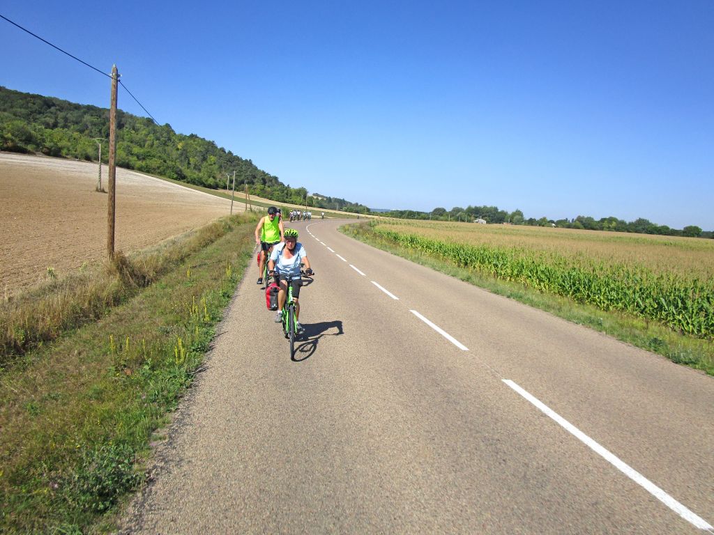 Radfahrer auf einer Panoramastraße zwischen Feldern und Wäldern in Burgund.