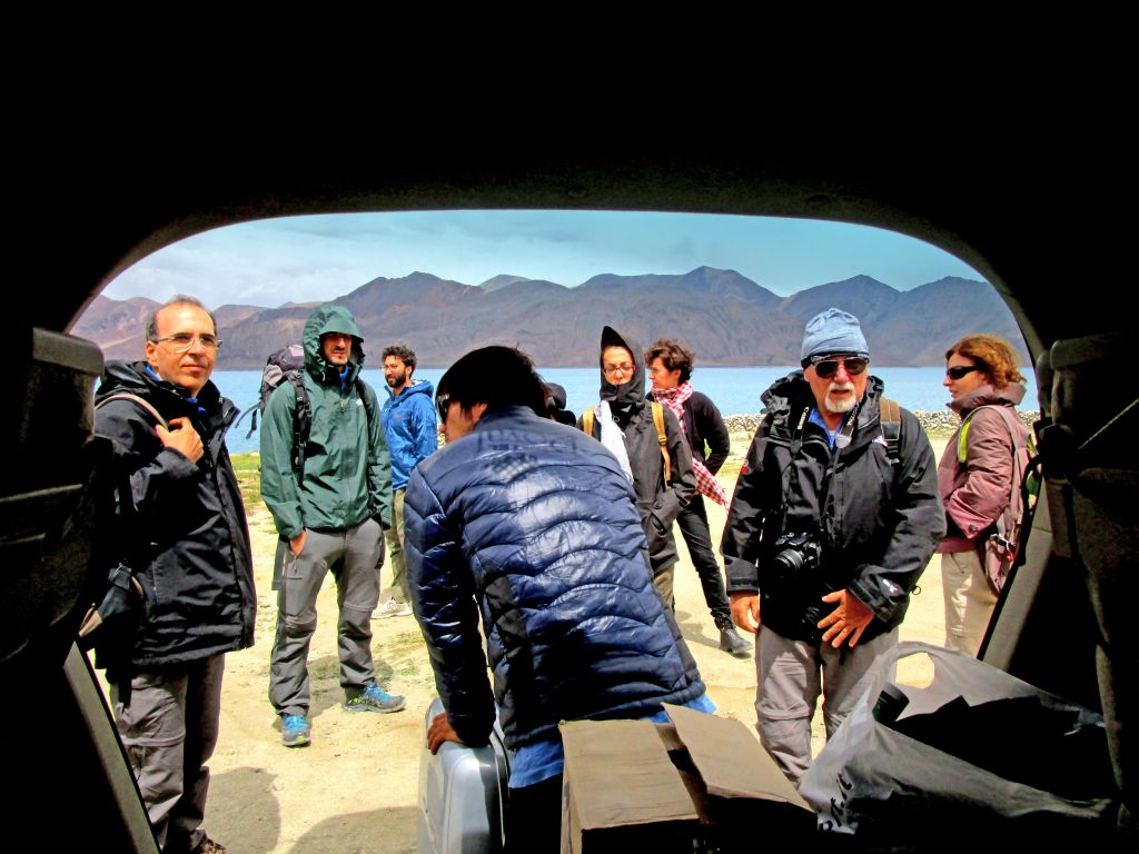 Turisti durante un viaggio organizzato nella regione montuosa del Ladakh.