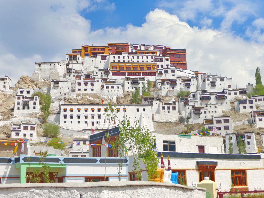 Panorama sul Monastero di Thiksey, arroccato sulla collina, vicino a Leh, Ladakh.