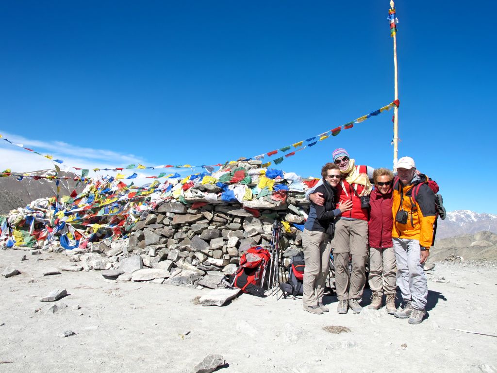 Gruppo di viaggiatori in cammino in India.