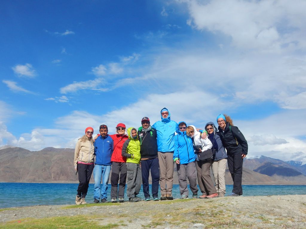 Gruppo di viaggiatori in India con vista panoramica sulle montagne.