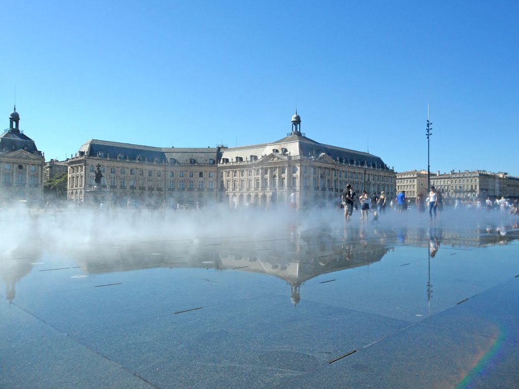 Miroir d’eau di Bordeaux, Francia, con riflesso del Place de la Bourse in una giornata di sole.