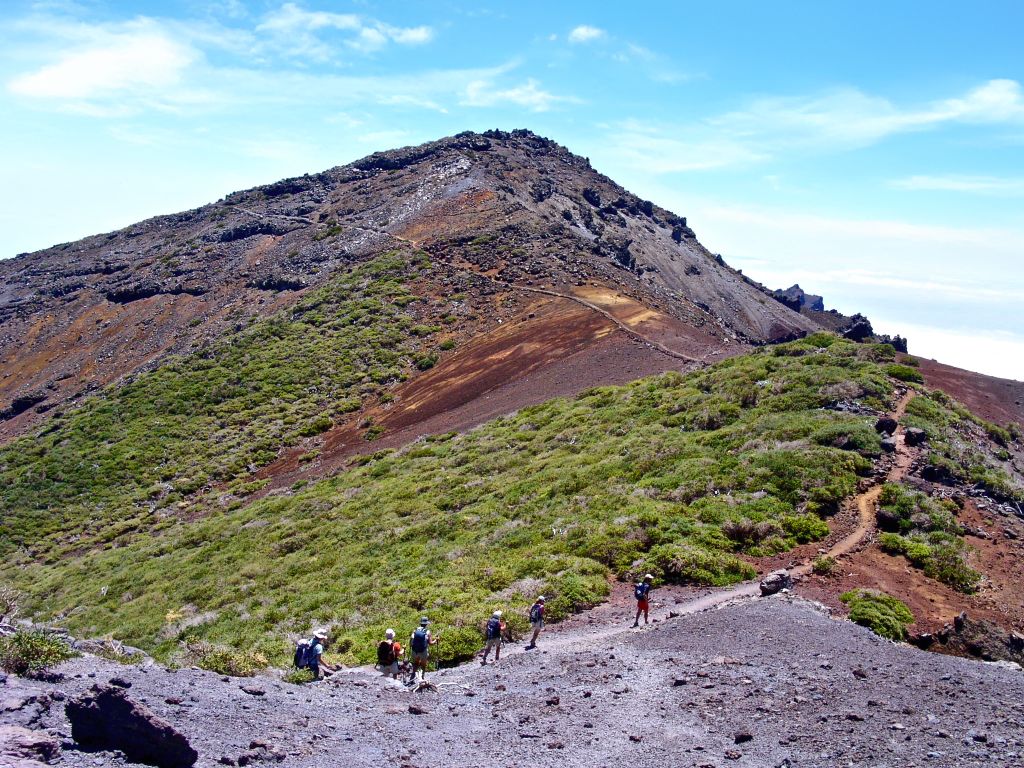 Escursionisti salgono lungo un sentiero a La Palma, Isole Canarie, Spagna.