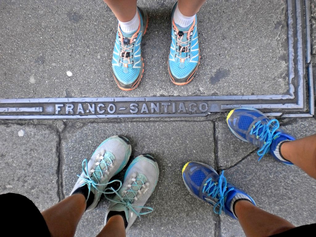 Turisti in viaggio trekking organizzato Girolibero sul Km 0 del Cammino di Santiago, Santiago de Compostela