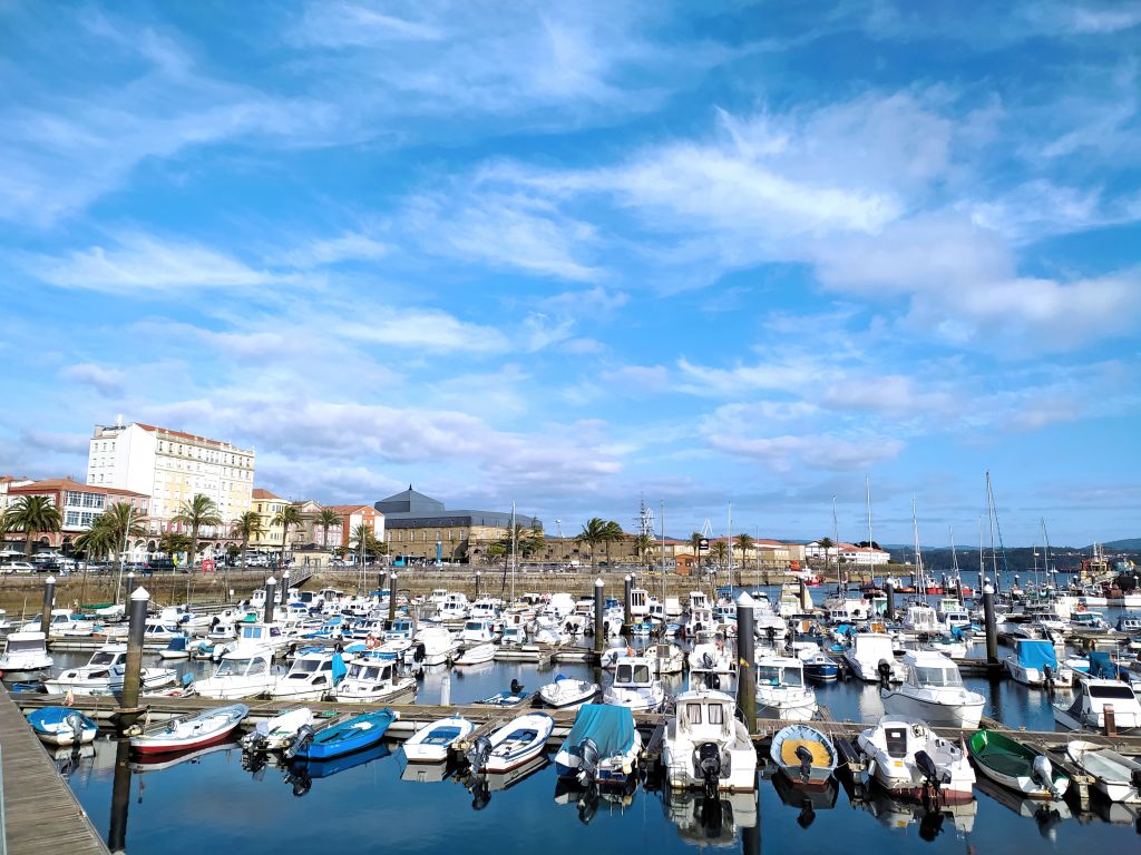 Porto turistico con barche a vela in Galizia