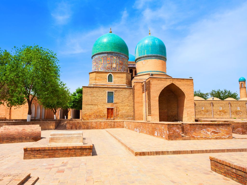 Mausoleo a doppia cupola turchese nel complesso Dourut Tilovat, luogo sacro visitato nei tour in Uzbekistan