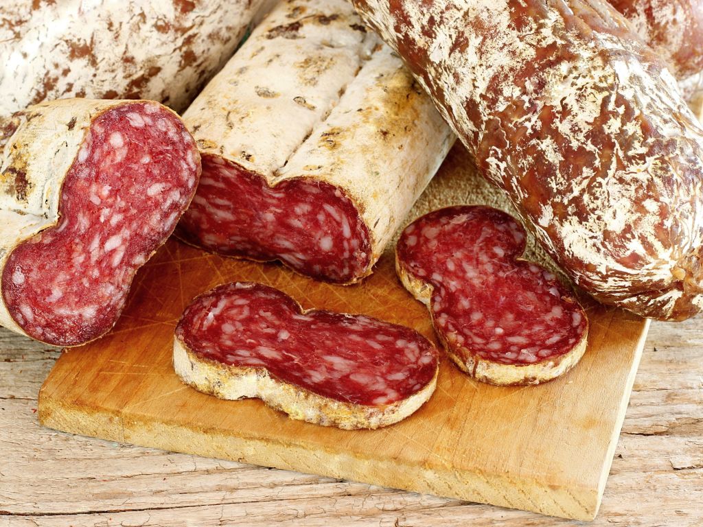 Tagliere con salumi tipici umbri su tavola rustica.