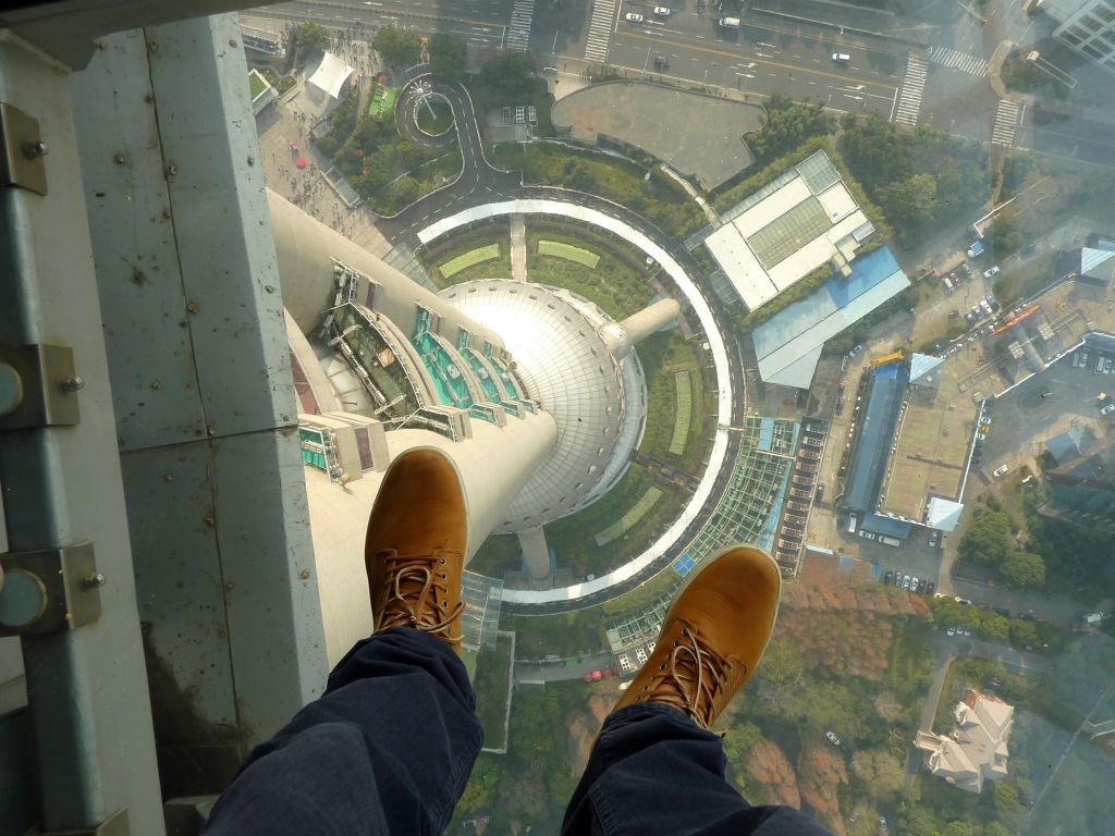 Vista vertiginosa dai pavimenti in vetro dell’Oriental Pearl Tower, osservatorio panoramico su Shanghai