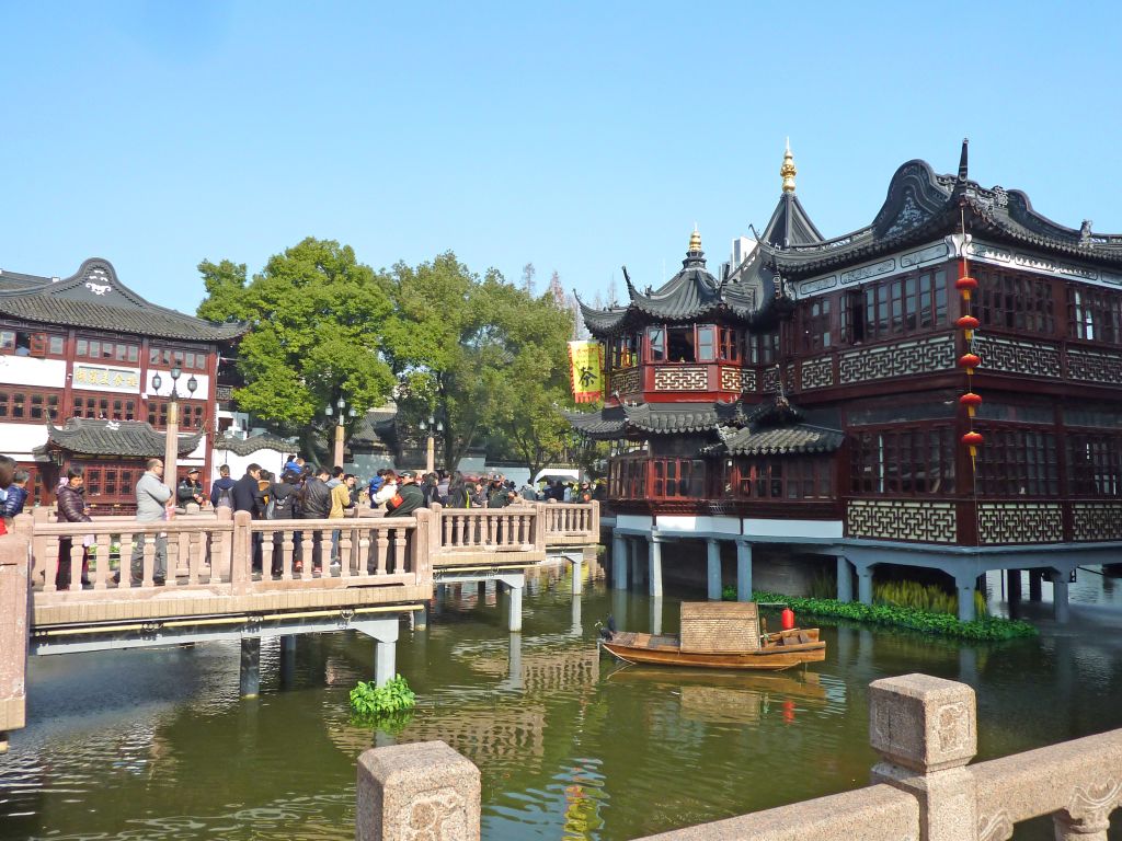 Padiglione Ming riflesso in uno stagno a Shanghai