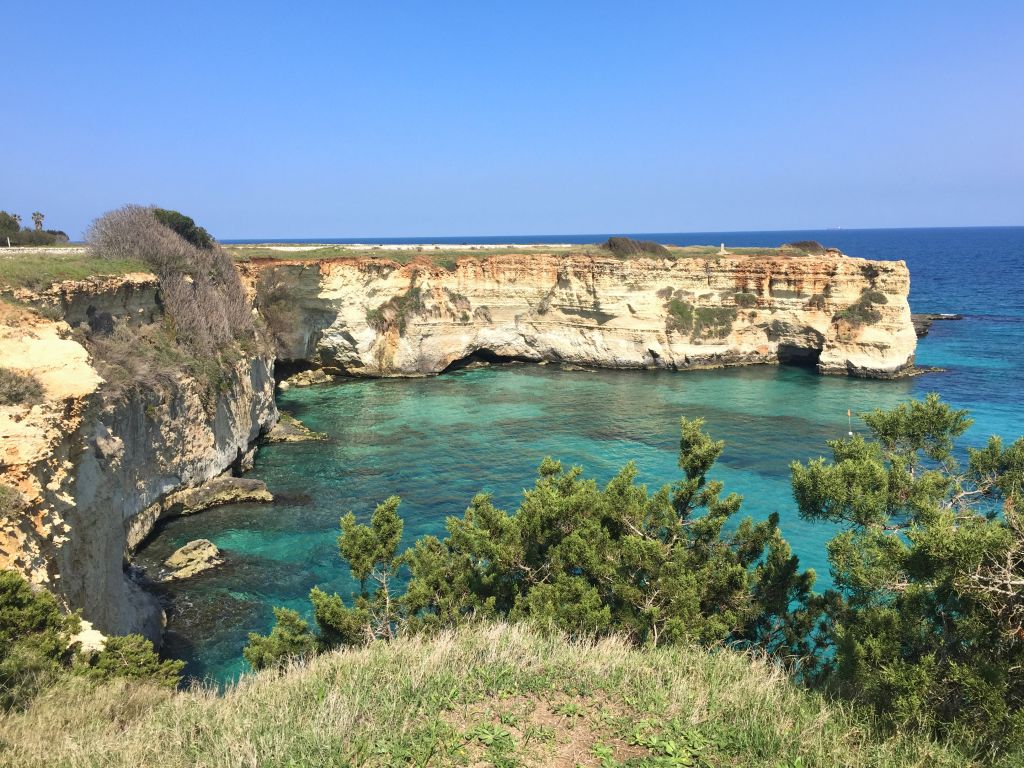 Faraglioni di Sant'Andrea, acqua turchese e cielo sereno