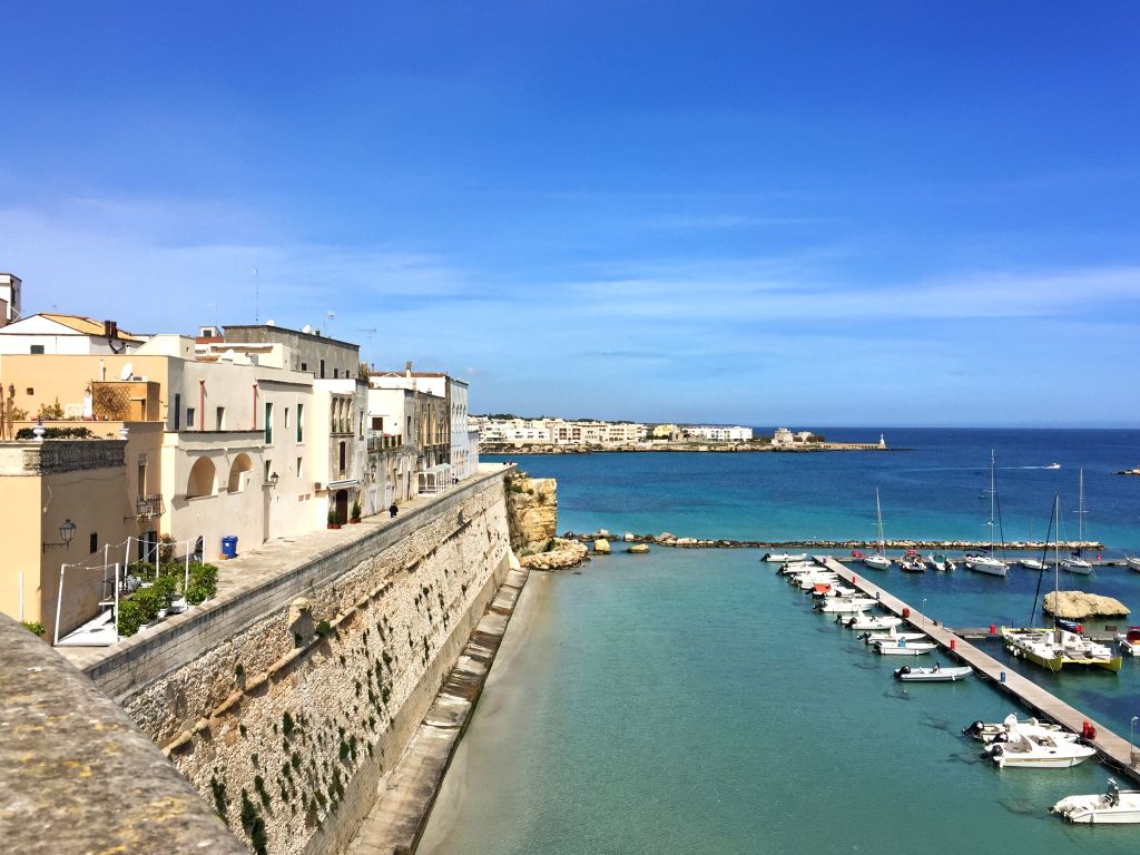 Panorama sul porto e sui bastioni aragonesi di Otranto, centro storico salentino.
