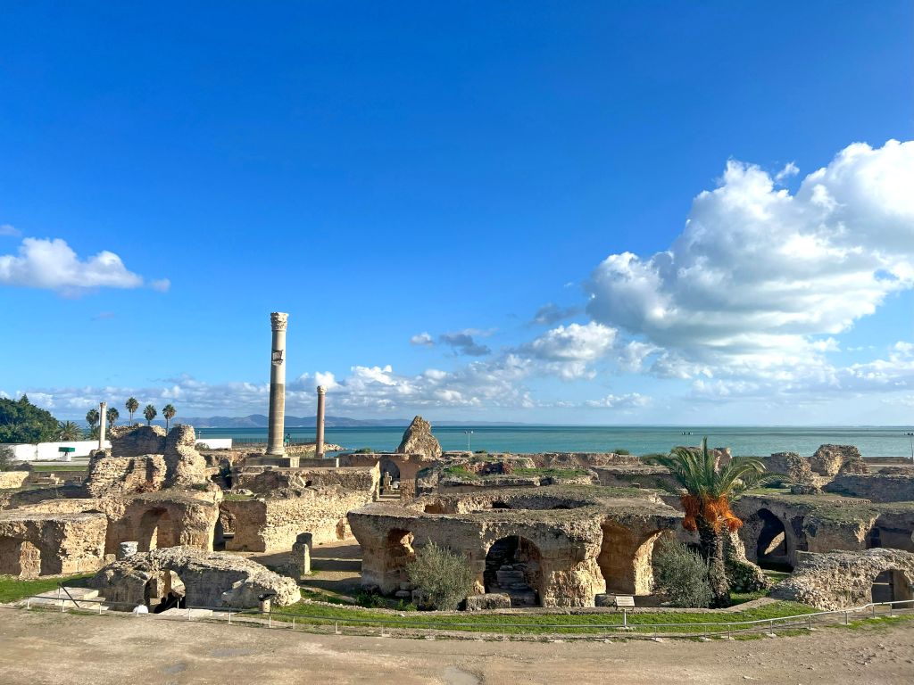 Rovine romane delle Terme di Antonino a Cartagine con vista sul Golfo di Tunisi, Tunisia