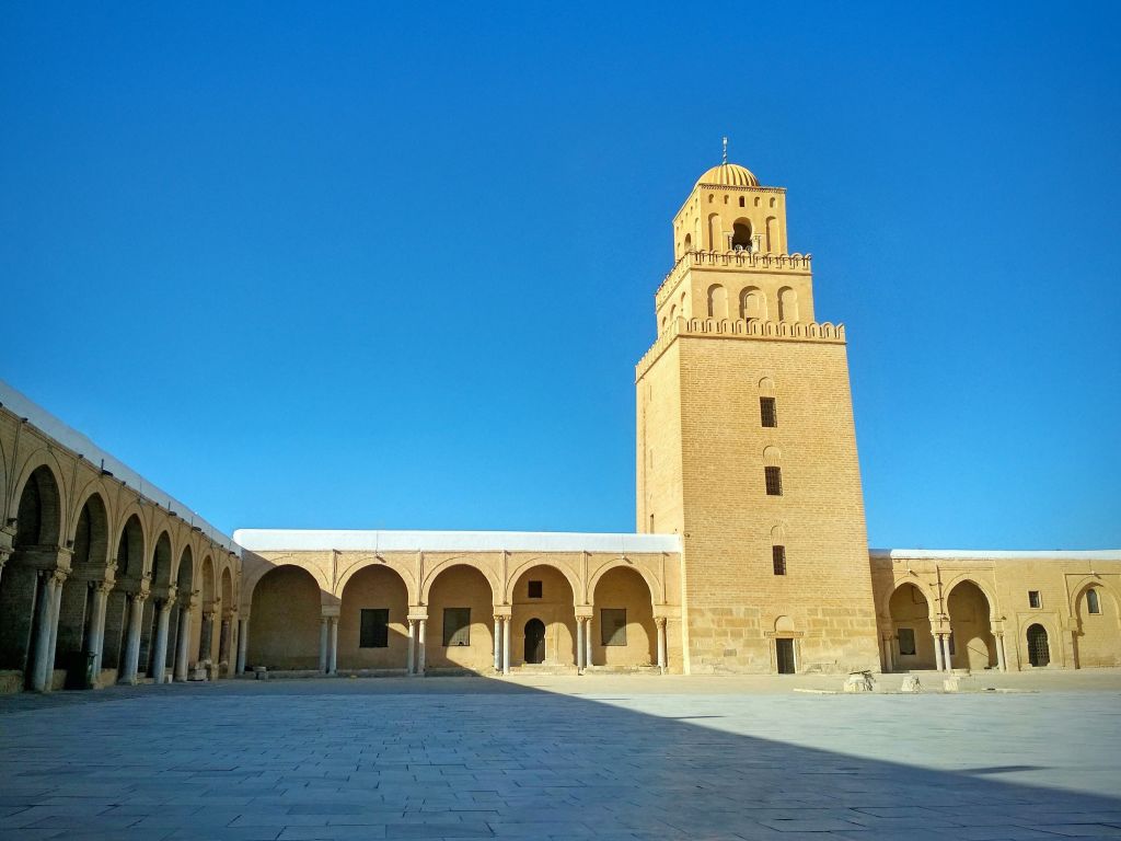 Minareto e cortile della Grande Moschea di Kairouan, gioiello islamico del patrimonio UNESCO tunisino