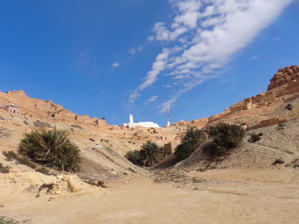 Moschea bianca arroccata nel villaggio berbero di Chenini, sud della Tunisia