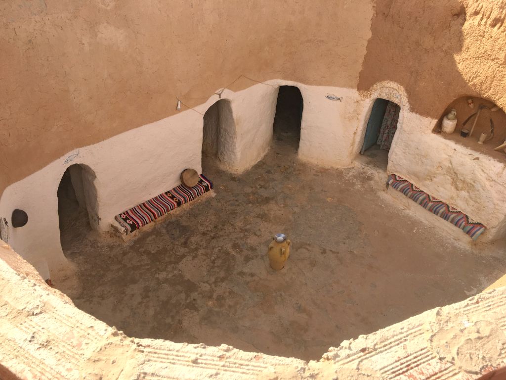 Corte scavata nella roccia di una casa troglodita a Matmata, Tunisia