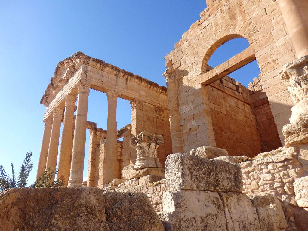 Tempio di Giove nel sito archeologico di Sbeitla illuminato dal sole, Tunisia