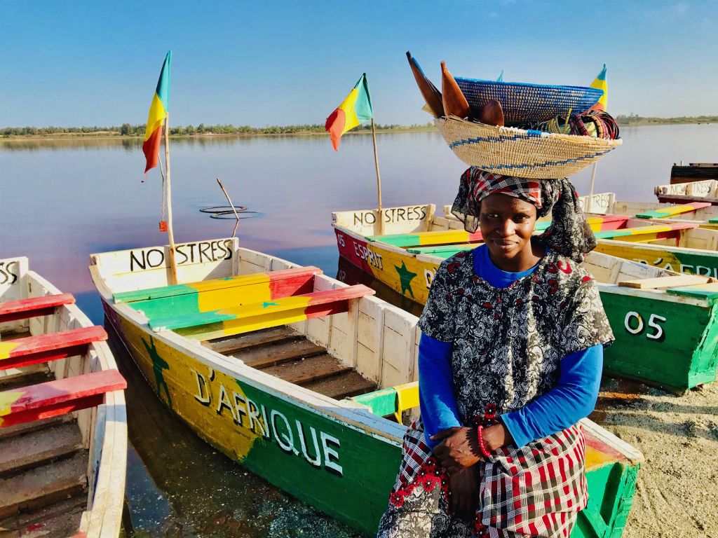 piroghe colorate e pescatrici in abiti tradizionali a Saint‑Louis