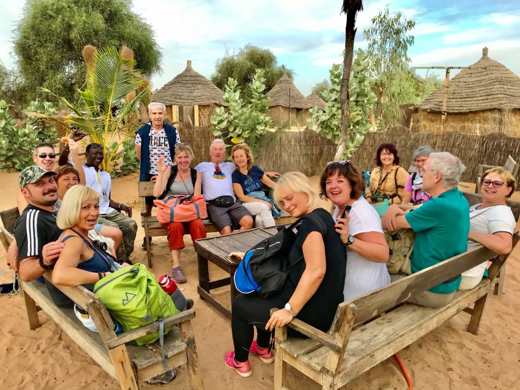 Turisti a pranzo in un villaggio, convivialità e gastronomia locale in Senegal
