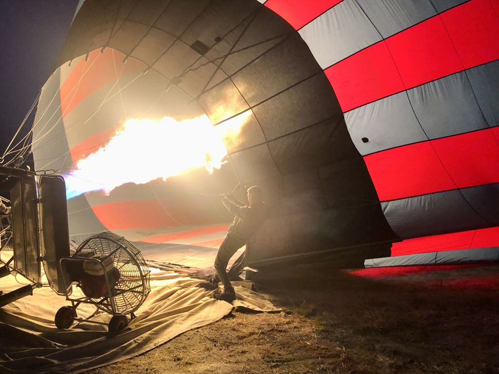 Preparazione di una mongolfiera all’alba nella regione di Göreme, Cappadocia, famosa per i voli panoramici.