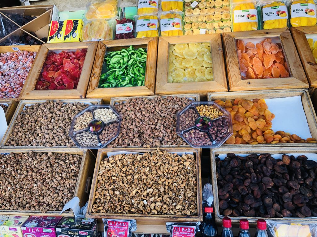 Bancarelle di spezie e frutta secca in un mercato tradizionale di Istanbul