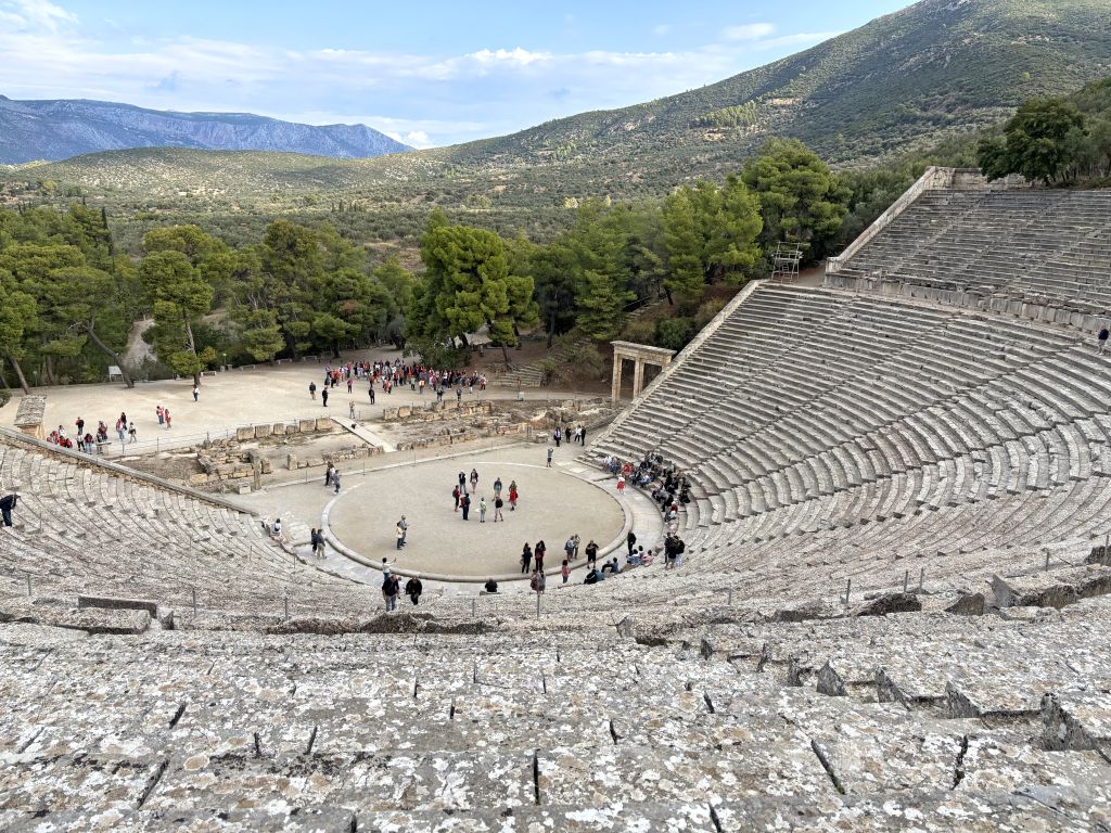 Teatro antico di Epidauro visto dall’alto, celebre per l’acustica perfetta.