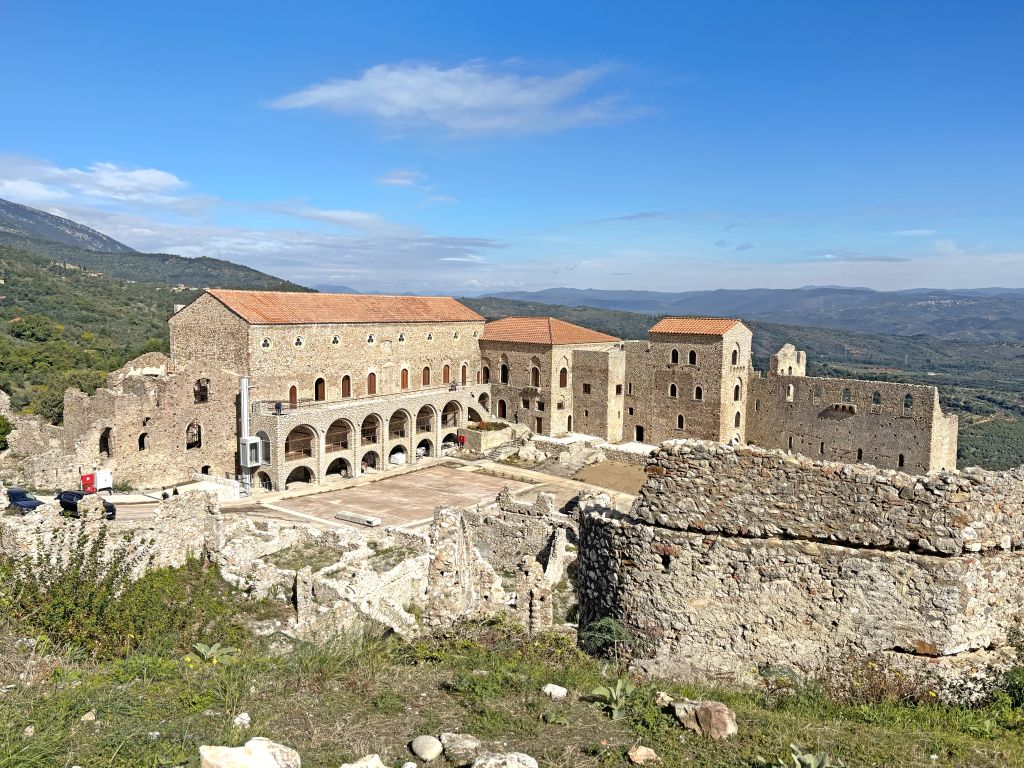 Monastero di Ossios Loukas o complesso bizantino simile immerso nel paesaggio montano greco.