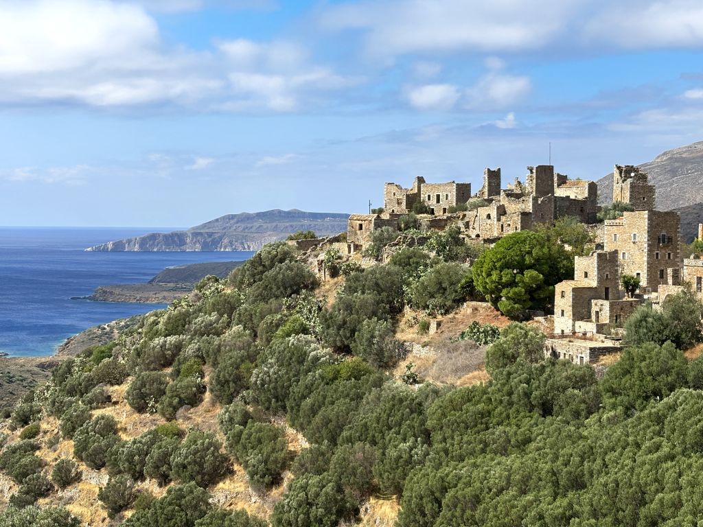 Veduta della fortezza e del borgo medievale di Vathia lungo la costa del Peloponneso