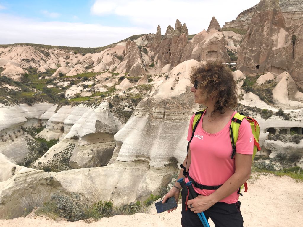 Escursionista su un sentiero panoramico tra rocce e valli della Cappadocia vicino alla Red Valley.