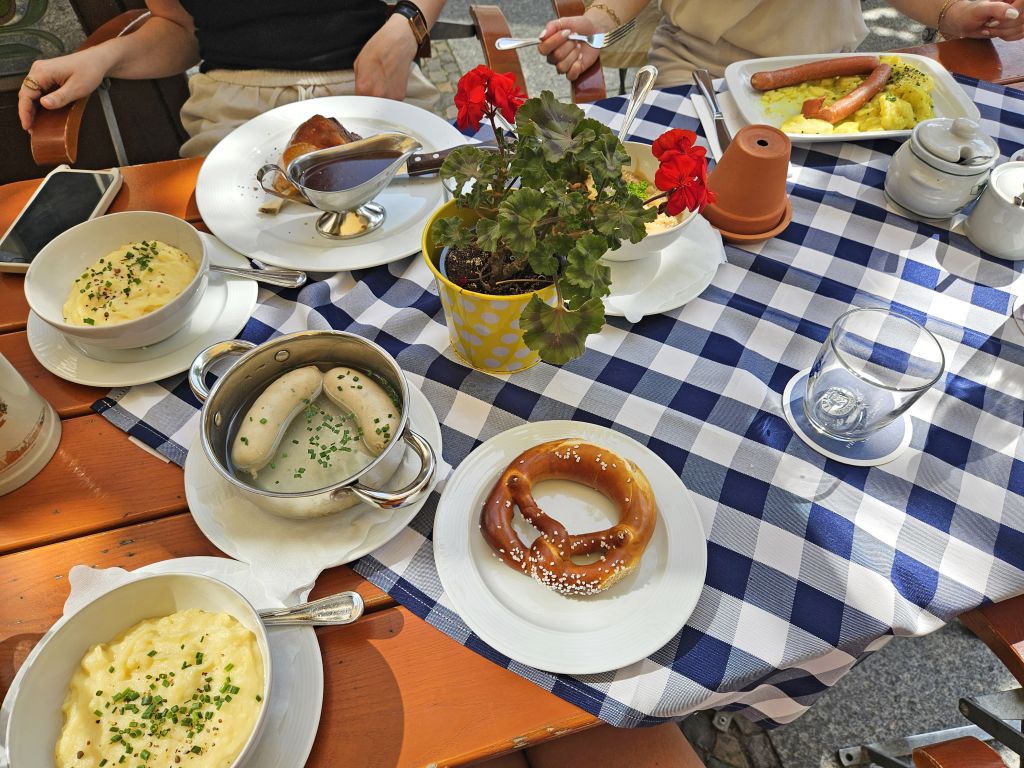 Tavola imbandita con piatti tipici tedeschi in un ristorante tradizionale lungo il Lago di Costanza.