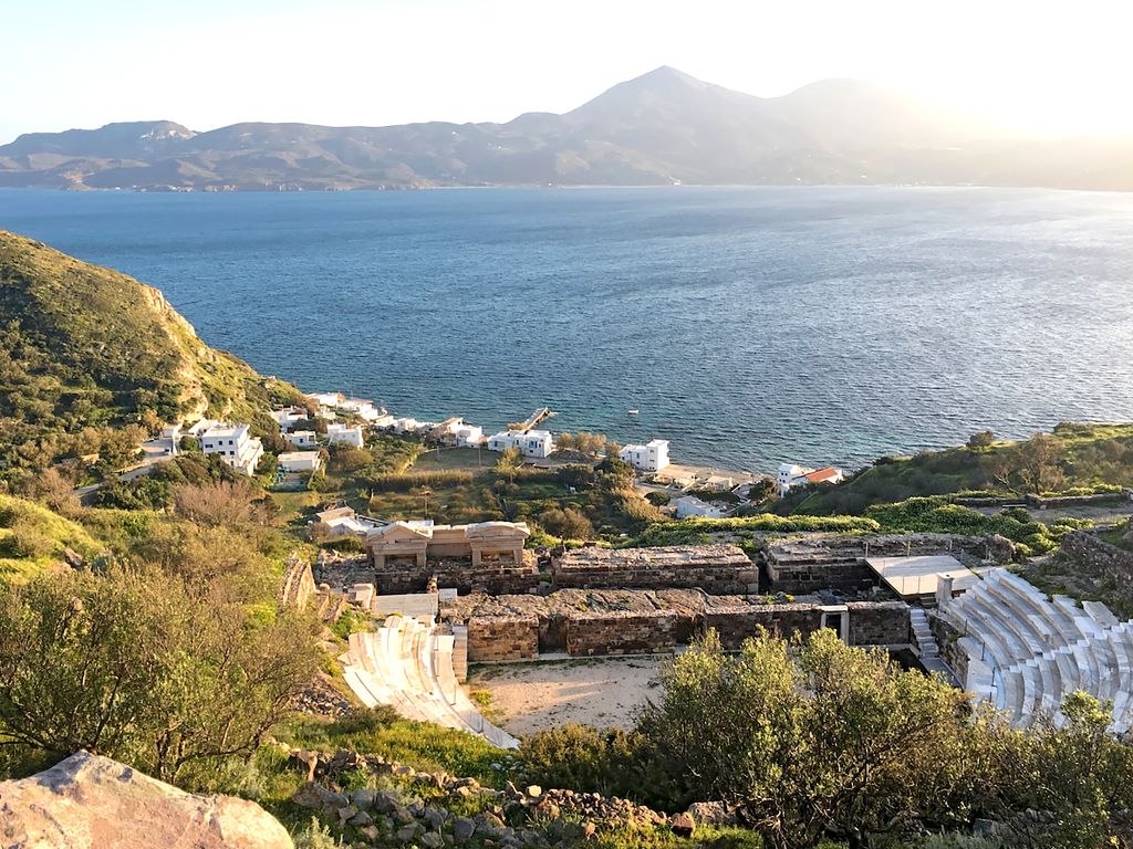 Veduta dall'isola di Milos con il Mar Egeo e le colline illuminate dal tramonto.