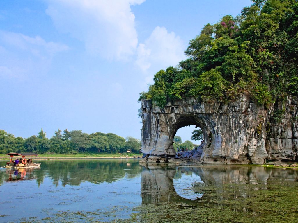 Paesaggio carsico di Guilin con arco naturale e fiume Li, Cina meridionale.