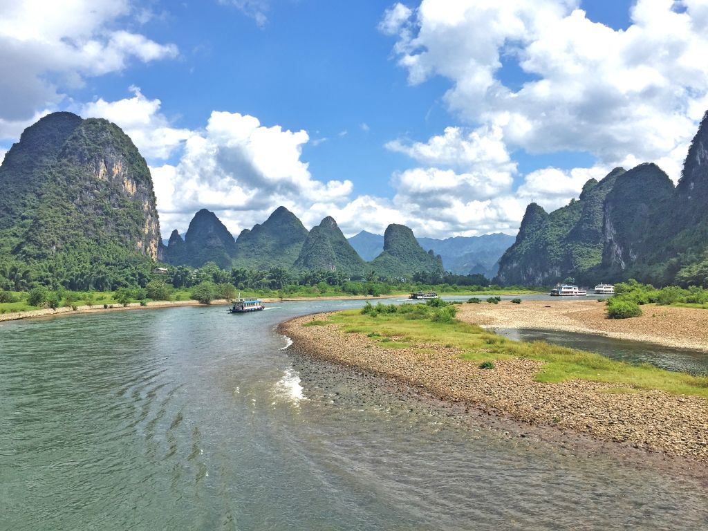 Paesaggio del fiume Li con le colline carsiche di Guilin, uno degli scenari naturali più famosi della Cina.