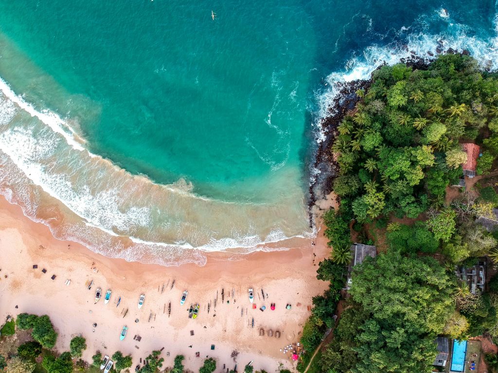 Veduta aerea di una spiaggia tropicale nello Sri Lanka, mare turchese e vegetazione lussureggiante.