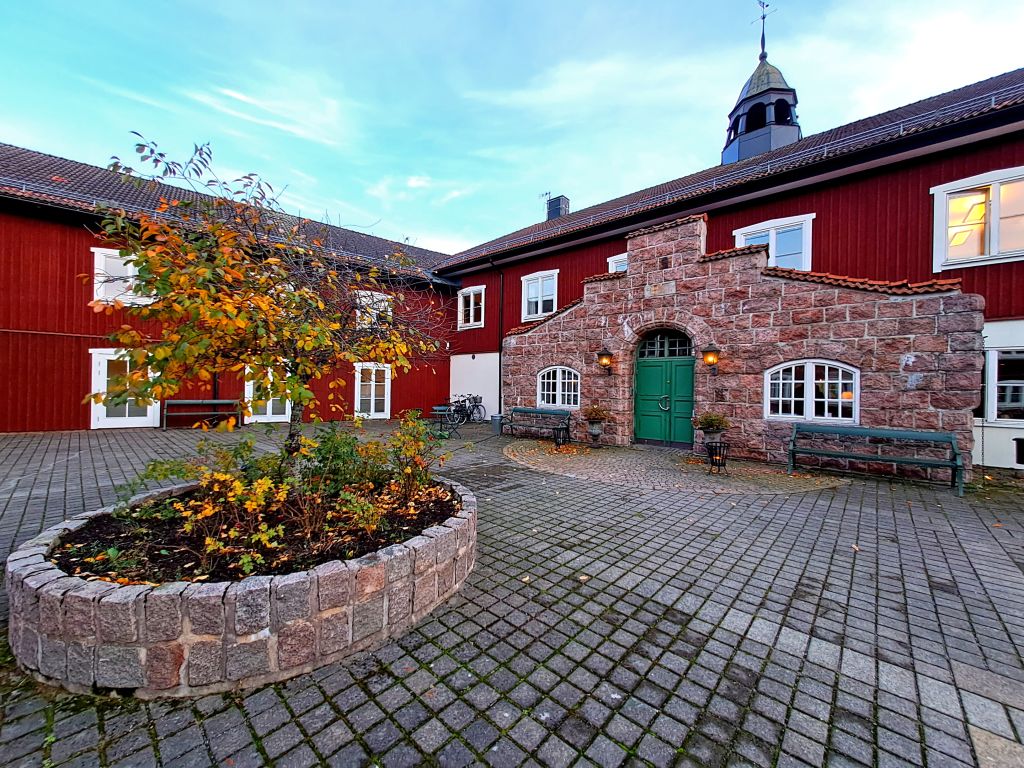 Edificio storico in mattoni rossi in una cittadina svedese, architettura tradizionale.