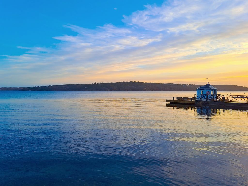 Tramonto su un lago della Svezia con barca, atmosfera nordica e silenzio naturale.