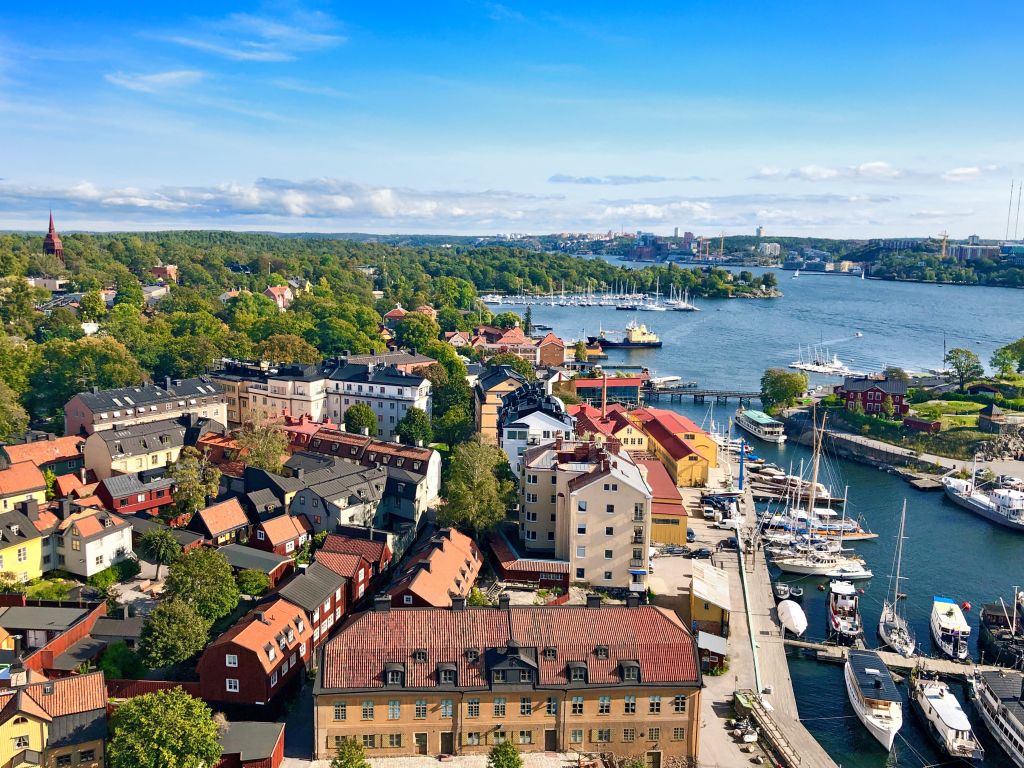 Veduta aerea di Stoccolma con canali, isole e centro storico, capitale della Svezia.