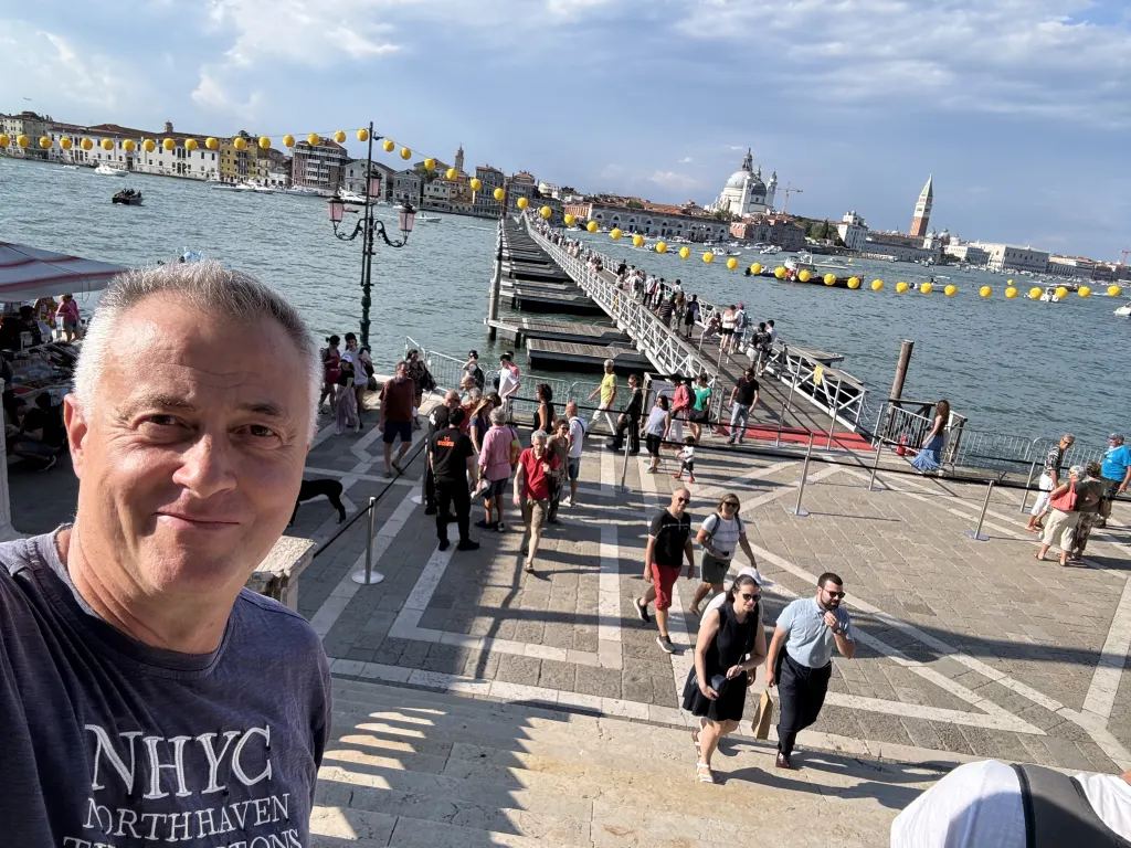 Pontile galleggiante affollato con vista sulla Basilica di Santa Maria della Salute durante la Festa del Redentore a Venezia