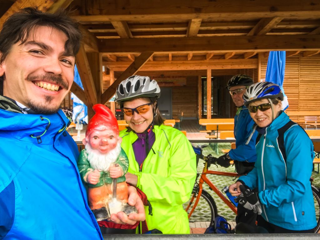 ciclisti in posa durante un viaggio in bici con Girolibero