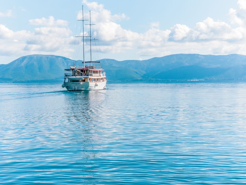 Nave da crociera "Harmonia" in navigazione sul mare Adriatico, vacanze e relax in Croazia
