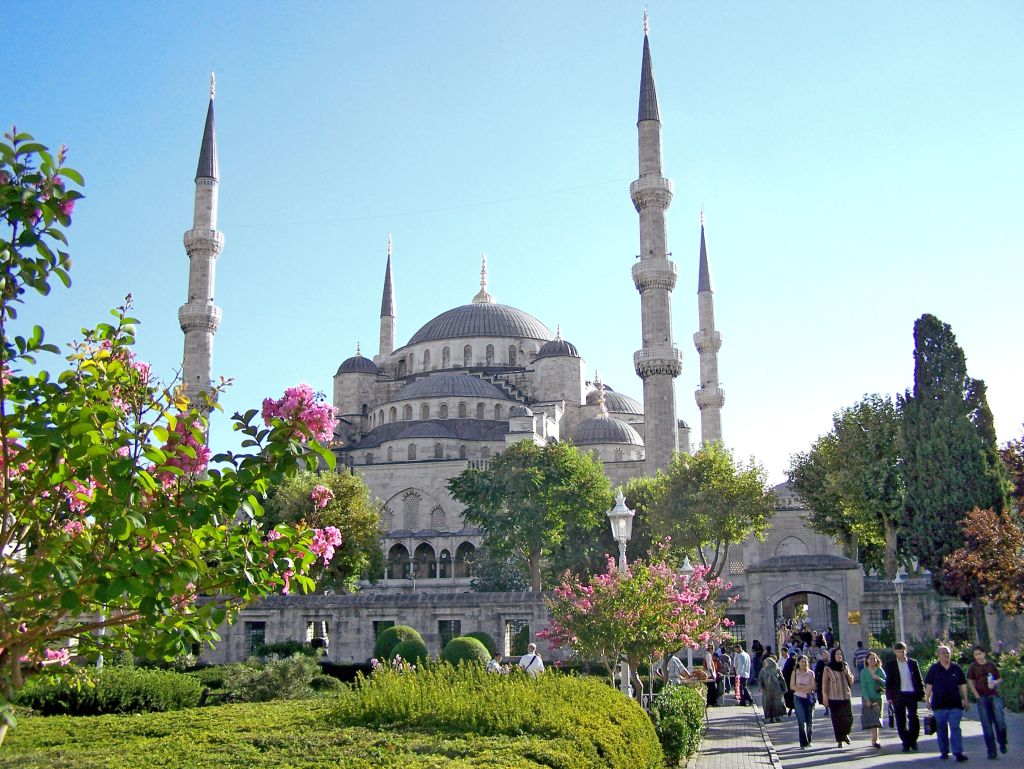 Moschea Blu di Istanbul con i suoi minareti e giardino verde.