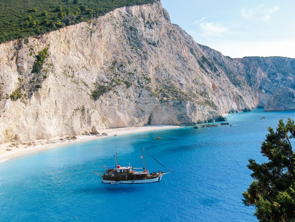 Barca a vela "Panagiota" in una baia rocciosa vicino a Lefkada, Grecia.