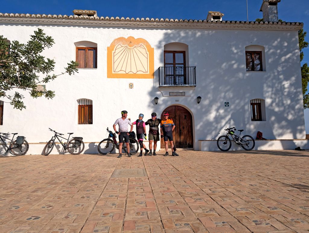 Biciclette parcheggiate davanti a una storica villa bianca in stile mediterraneo, Spagna.